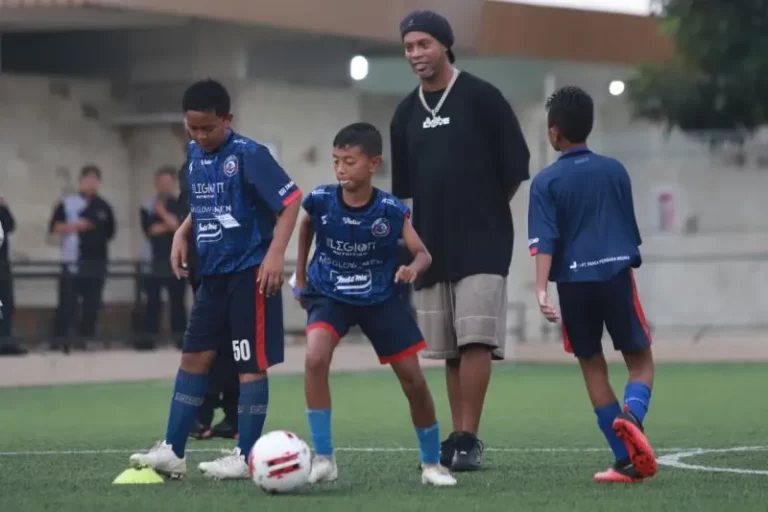 Ronaldinho Berbagi Kiat untuk Anak Muda Indonesia Juni 26, 2022