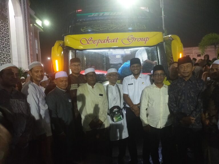 Saat Pelepasan Jamaah Calon Haji oleh Bupati Rocky, Ratusan Warga Padati Lokasi Juni 15, 2022