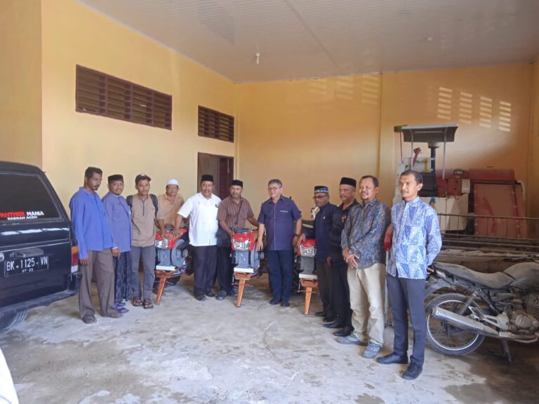 Ketua NasDem Aceh Hadiri Penyerahan Traktor untuk Petani di Aceh Timur  Juli 1, 2022