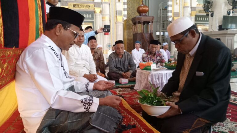 Pengurus Masjid Agung Idi Peusijuk Pj Bupati Aceh Timur Juli 18, 2022