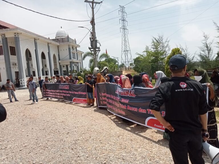 Massa Minta Pj Bupati Usut Dugaan Pungli di PDAM Tirta Peusada Aceh Timur  Juli 21, 2022