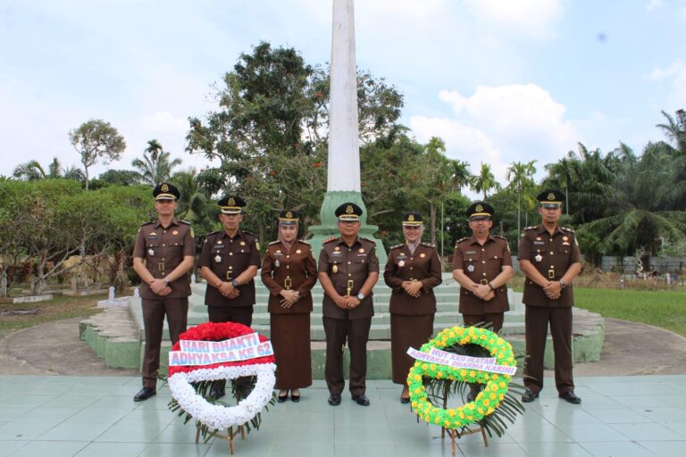 Peringati Hari Bhakti Adhyaksa Ke-62, Kejari Aceh Timur Ziarah ke Makam Pahlawan Juli 21, 2022