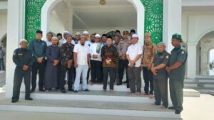Masyarakat Simpang Ulim Peusijuk Pj Bupati Aceh Timur di Masjid Ba'alawi Aceh Juli 23, 2022