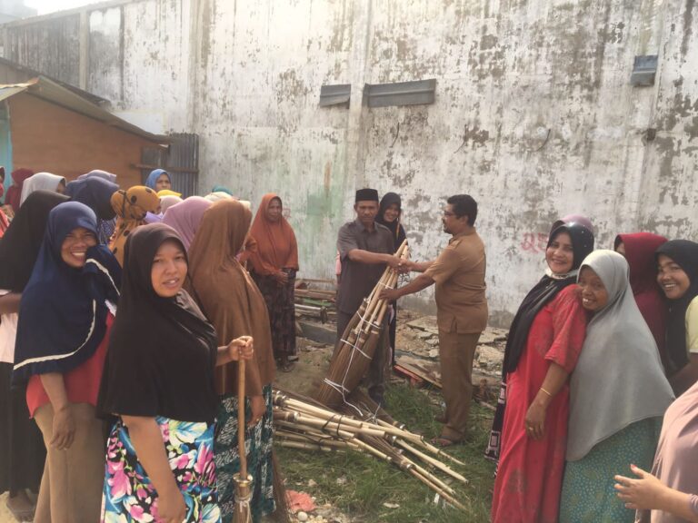 Yahya Boh Kaye Bagikan Ratusan Sapu Lidi untuk Kaum Ibu di Kota Idi Agustus 9, 2022