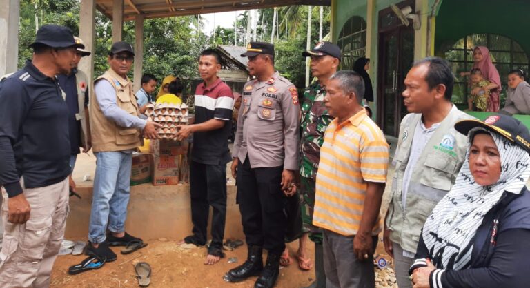Tinjau Lokasi Banjir, Pj Bupati Aceh Timur Salurkan Bantuan Logistik Oktober 9, 2022