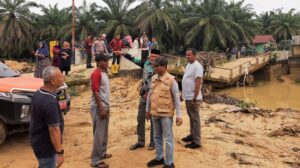 Tinjau Lokasi Banjir, Pj Bupati Aceh Timur Salurkan Bantuan Logistik Oktober 9, 2022