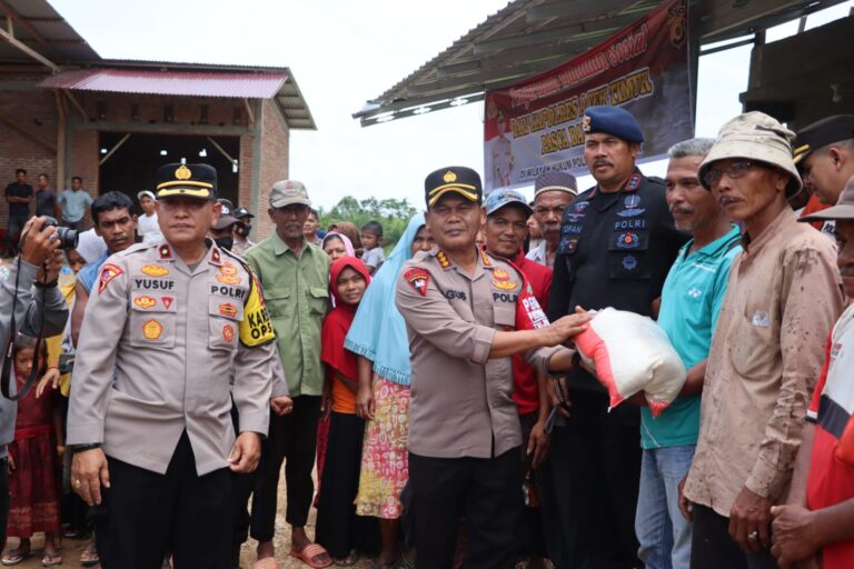 Kapolda Aceh Salurkan Puluhan Paket Bansos untuk Korban Banjir di Aceh Timur Oktober 11, 2022