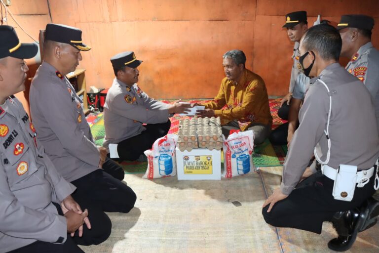 Kapolres Aceh Tengah Salurkan Zakat Penghasilan Personel kepada Masyarakat Oktober 14, 2022