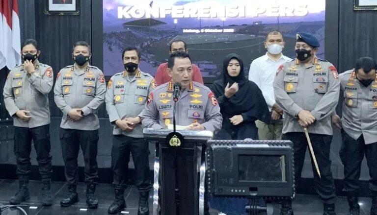 Kapolri Sebut Ada 11 Tembakan Gas Air Mata dalam Tragedi Kanjuruhan Oktober 7, 2022