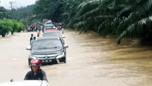 Tinjau Korban Banjir ke Simpang Jernih, Pj Bupati Aceh Timur Terhadang di Kejuruan Muda November 2, 2022