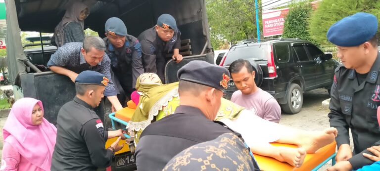 Gunakan Truk Brimob, 3 Warga Tamiang Dievakuasi ke RSUD Langsa  November 5, 2022