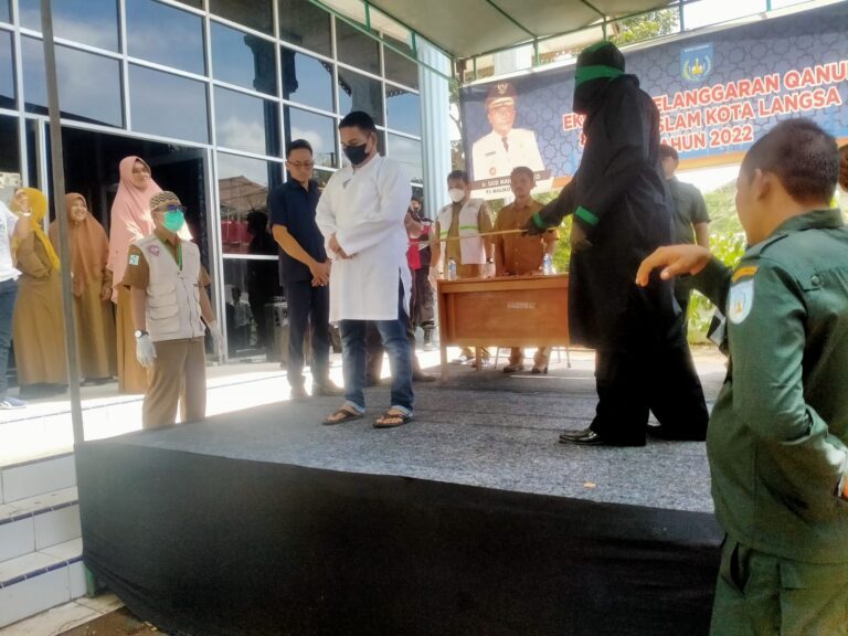 WH Langsa Cambuk 8 Pelaku Judi, Satu Perempuan Dan Tujuh Laki-laki November 7, 2022