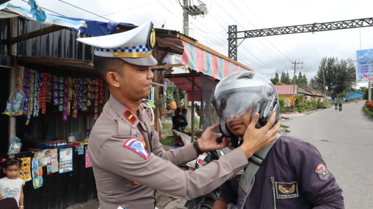 Kasat Lantas Polres Bener Meriah Bagikan Helm Gratis untuk Pengendara November 17, 2022