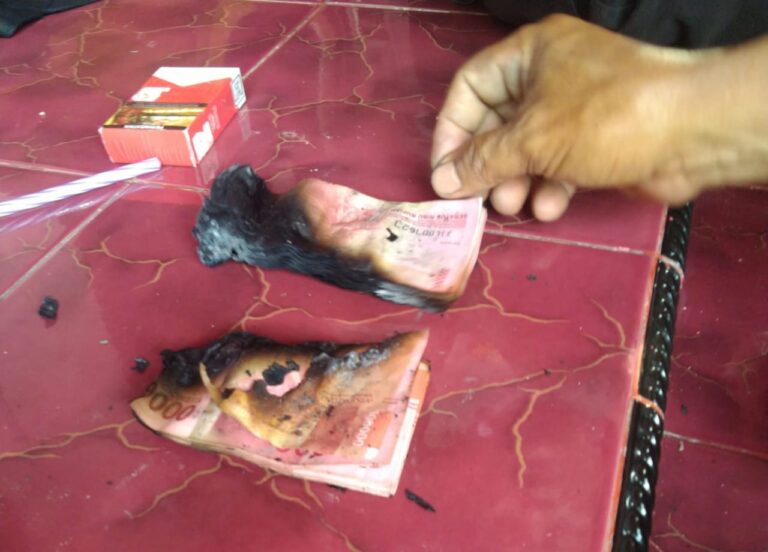 Rumah Janda Penjual Jajanan Terbakar, Rp12 Juta Selamat Diantara Puing Arang November 21, 2022