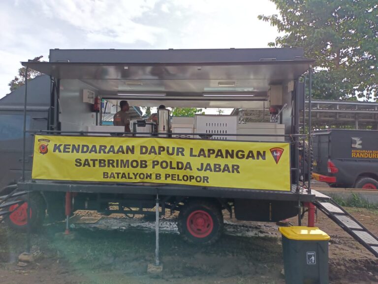 Food Truck Brimob Polri Sediakan 18 Ribu Paket Makanan untuk Pengungsi Gempa Cianjur November 23, 2022