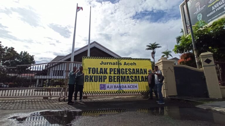 AJI Banda Aceh Tutupi Gerbang DPRA dengan Papan Penolakan RKUHP Desember 6, 2022