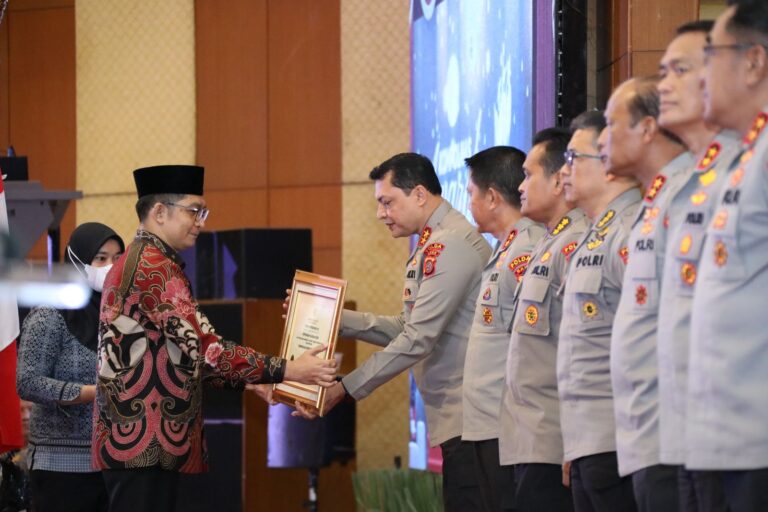 Kapolda Aceh Terima Dua Penghargaan pada Nominasi Kompolnas Award 2022 Desember 9, 2022