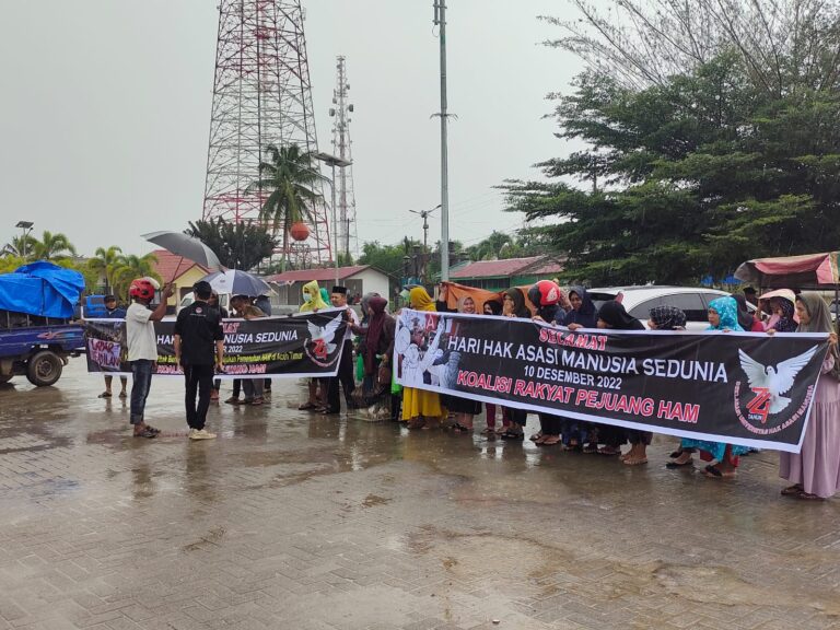 Meski Diguyur Hujan, Pejuang HAM di Aceh Timur Tetap Semangat Menggelar Aksi Desember 12, 2022