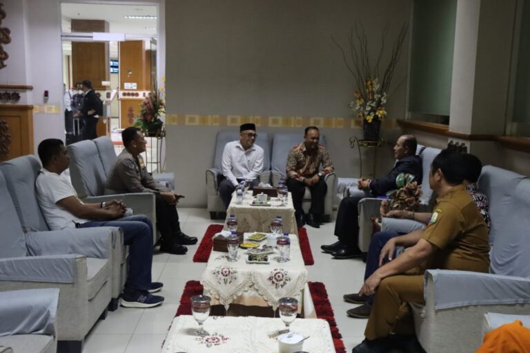 Kapolda Aceh Sambut Kedatangan Kepala BNPT di Bandara SIM Desember 13, 2022