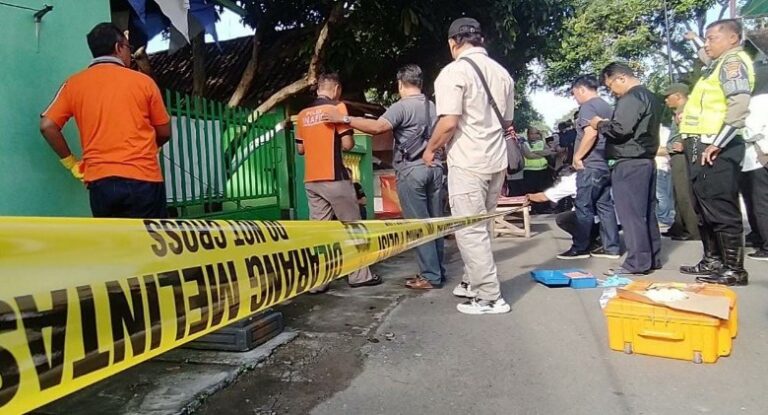 Diduga Dibunuh, Wanita Tersungkur Bersimbah Darah di Trotoar Gegerkan Warga Desember 21, 2022