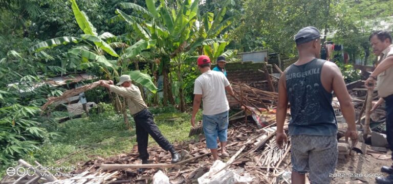 Rumah Reot Janda Renta di Madiun Porak-poranda Diterjang Angin Kencang Desember 29, 2022