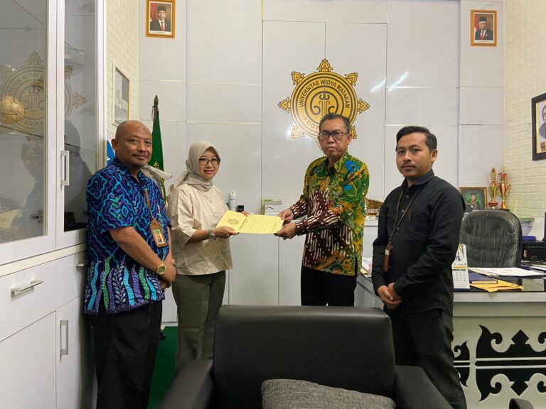 Rektor UWM Yogyakarya Serahkan Jabatan WR II Kepada Puji Qomariah Februari 16, 2023
