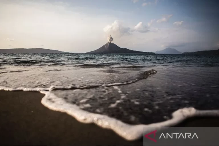 Erupsi Gunung Anak Krakatau Lontarkan Abu Setinggi 600 Meter Maret 29, 2023
