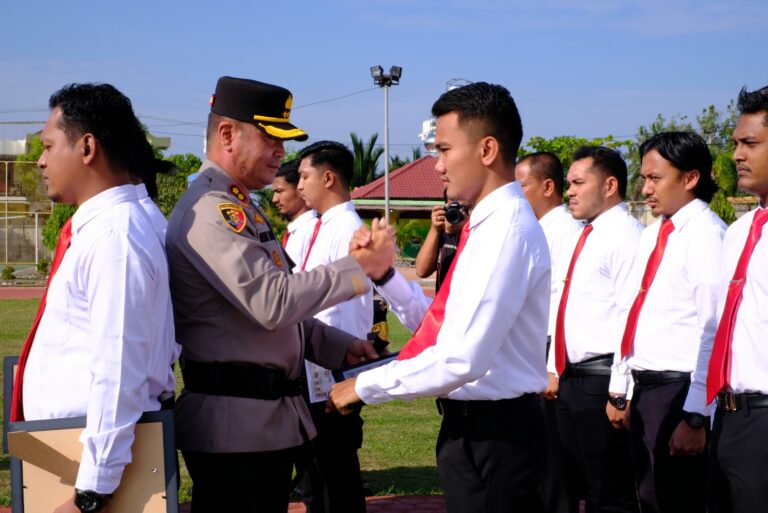 19 Personel Berprestasi Dapat Reward dari Kapolres Aceh Utara April 4, 2023