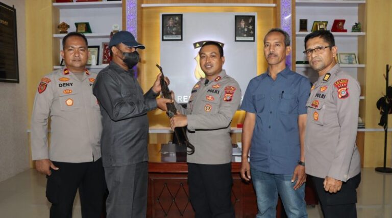 Warga Aceh Tamiang Serahkan Senjata AK-56 Sisa Konflik ke Polres April 7, 2023