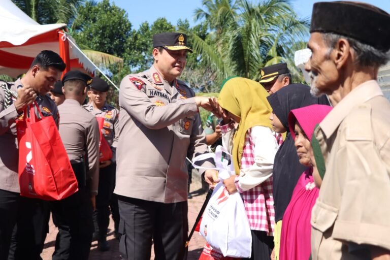 Baksos Religi, Kapolda Aceh Serahkan 230 Paket Sembako untuk Anak Yatim dan Fakir Miskin Juni 21, 2023
