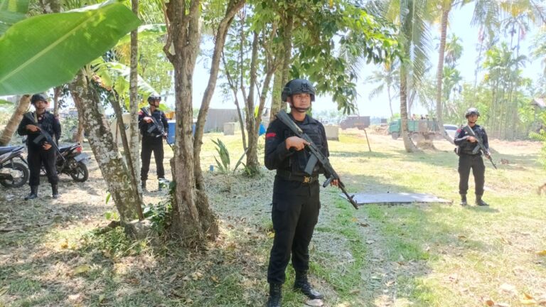 Menjelang Kedatangan Presiden ke Rumoh Geudong Bekas Konflik di Pidie, Sejumlah Brimob Sterilkan Lokasi Menjelang Kedatangan Presiden ke Rumoh Geudong Bekas Konflik di Pidie, Sejumlah Brimob Sterilkan Lokasi Juni 21, 2023