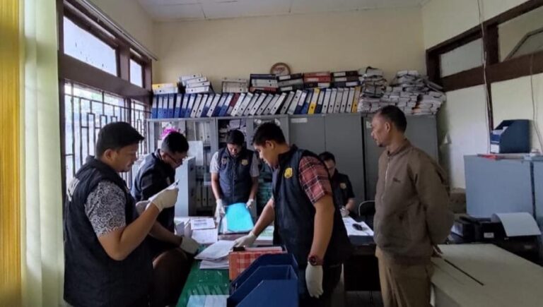 Tim Tipidkor Ditreskrimsus Polda Aceh Geledah Kantor Dinkes Aceh Tengah  Juli 11, 2023