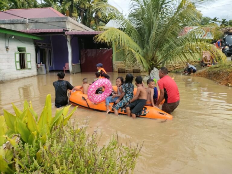 Personel Brimob Polda Aceh Bantu Korban Banjir di Trumon Juli 11, 2023