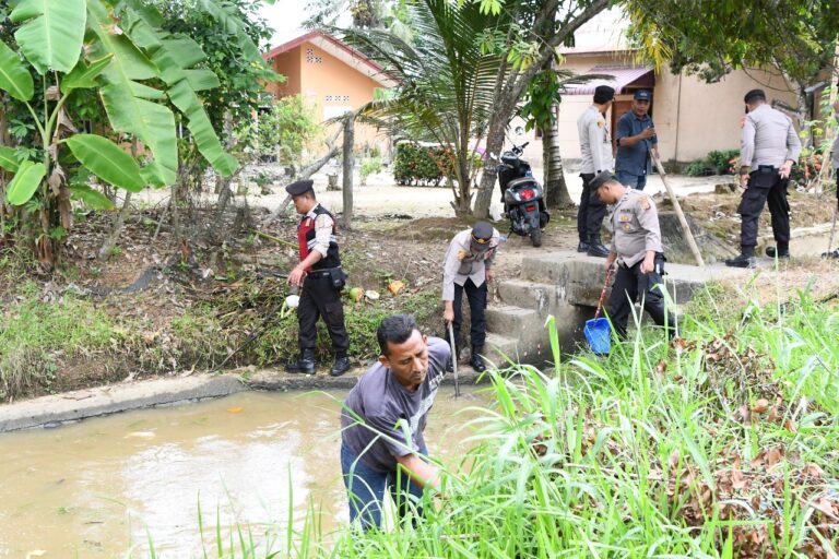 Polres Aceh Timur Bersihkan Tumpukan Sampah Irigasi Juli 13, 2023