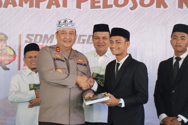 Kapolda Aceh Salurkan Buku dan Kitab di Dayah Oemar Diyan Oktober 6, 2023