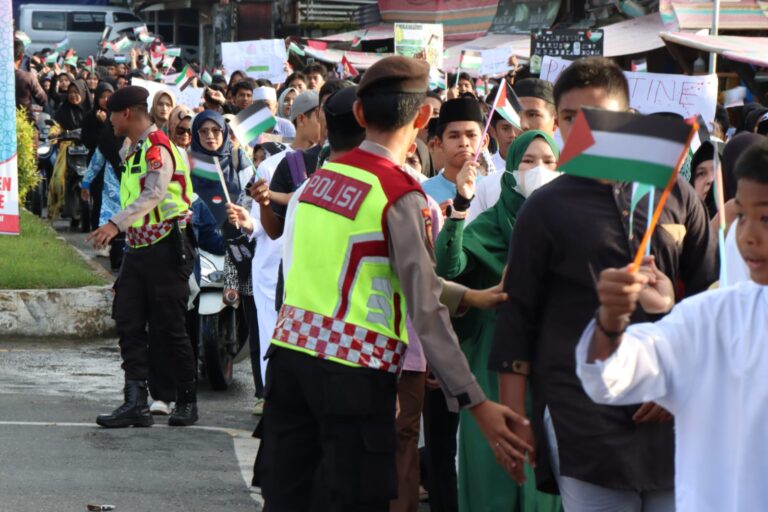Personel Polres Simeulue Amankan Pawai Bela Palestina November 12, 2023