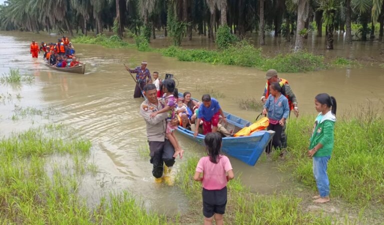 Banjir di Aceh Selatan, 47 Pekerja Kebun Dievakuasi dengan Perahu  November 24, 2023