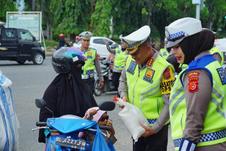 Polantas Aceh Bagikan 100 Takjil Setiap Hari selama Ramadan Maret 19, 2024