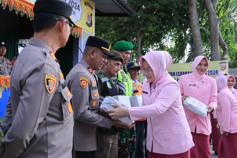 Ketua Bhayangkari Daerah Aceh Salurkan Paket Ramadan kepada Personel di Pos Pam Lebaran April 5, 2024