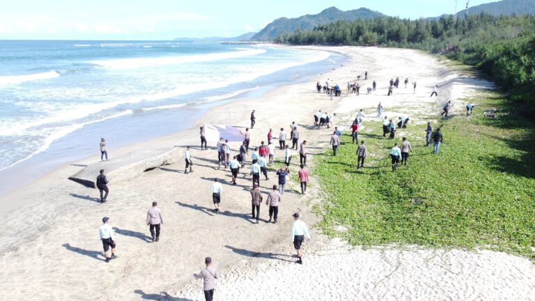 Ditpamobvit Polda Aceh Gelar Minggu Bersih di Pantai Lhoknga April 21, 2024