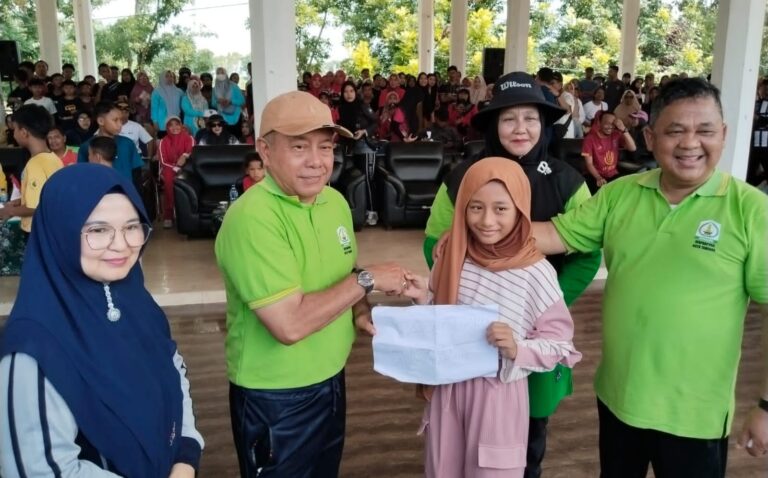Ketua DPRK Aceh Tamiang Berikan Tiket Umroh di Kegiatan Jalan Santai HUT Aceh Tamiang April 28, 2024
