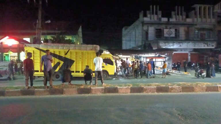 Sopir Mengantuk, Truk Seruduk Warung Nasi Uduk Kutaradja di Idi Rayeuk  Mei 4, 2024