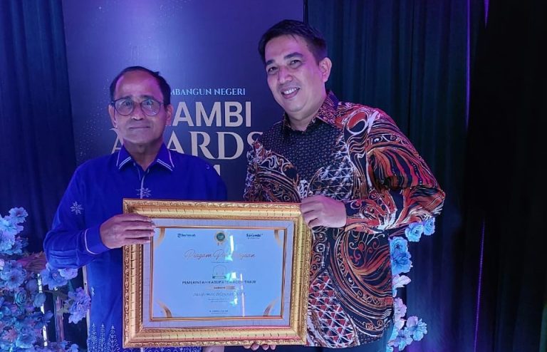 Pj Bupati Aceh Timur Terima Penghargaan Serambi Award 2024 Pj Bupati Aceh Timur Terima Penghargaan Serambi Award 2024 Juni 1, 2024