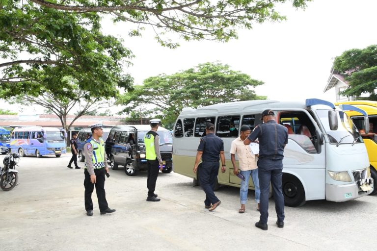 Petugas Gabungan Tes Urin Sopir Angkutan Umum di Terminal Peureulak Juni 24, 2024