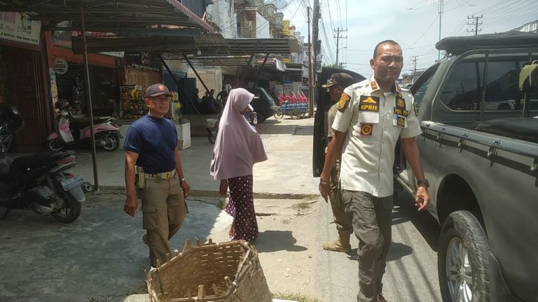 Satpol-PP Tertibkan Sejumlah Pengemis di Simpang Empat Kota Idi Rayeuk Juli 16, 2024