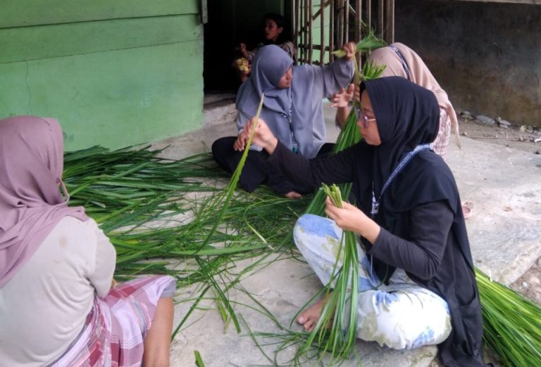 Mahasiswa KKN Melayu Serumpun Bantu Warga Membuat Anyaman di Aceh Timur  Agustus 12, 2024