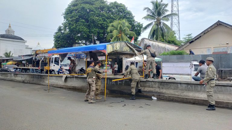Satpol-PP Bongkar Paksa Lapak Pedagang di Kota Idi Rayeuk  Agustus 15, 2024