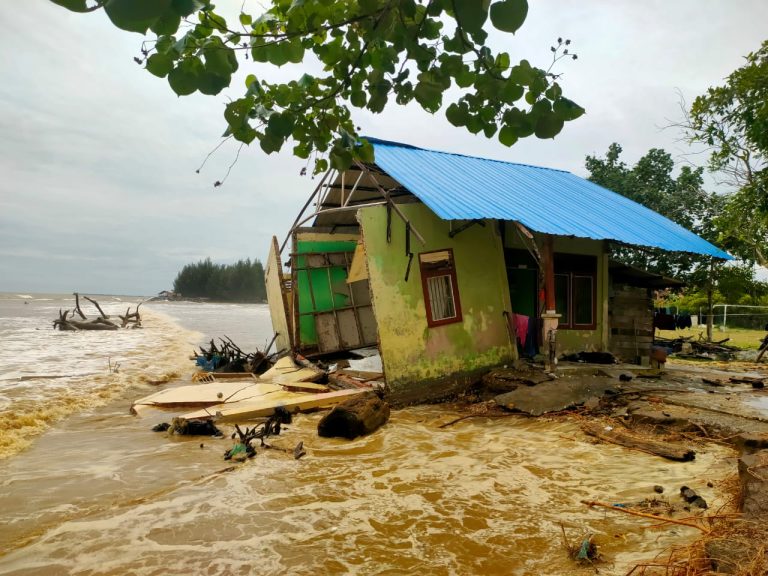 Rumah Warga Kuala Peudawa Puntong Aceh Timur Roboh Diterjang Ombak  September 17, 2024