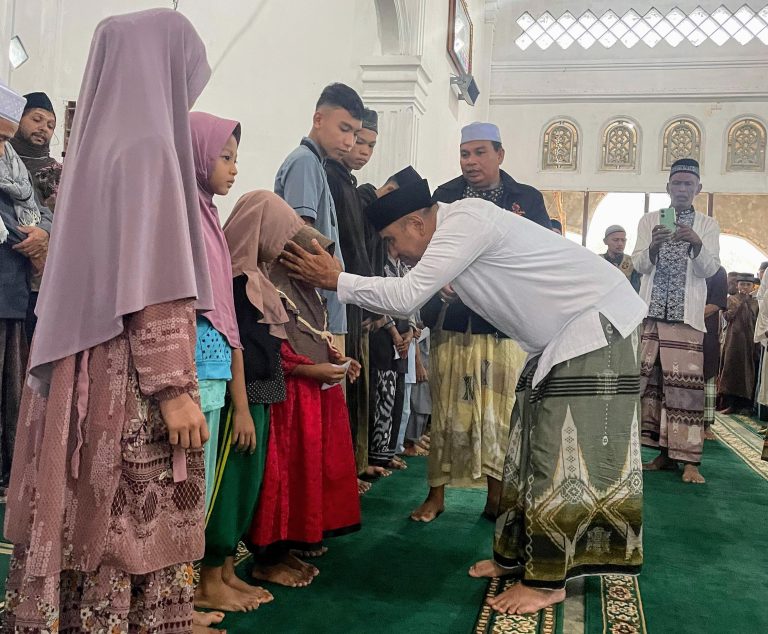Pj Bupati Amrullah M Ridha Safari Subuh dan Santuni Yatim di Simpang Jernih September 22, 2024