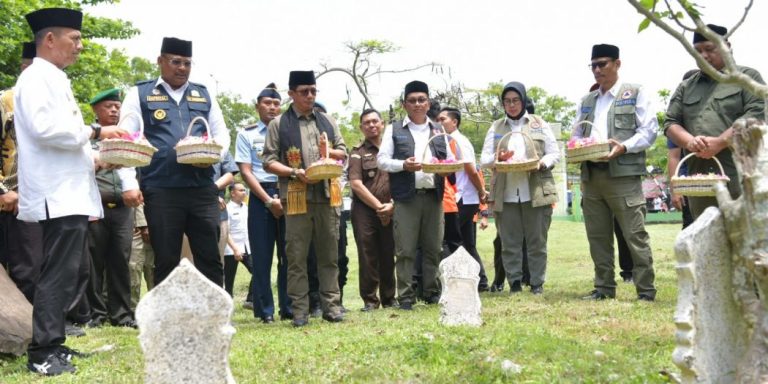 Pj Gubernur Safrizal dan Kepala BNPB Ziarah ke Kuburan Massal Tsunami Oktober 9, 2024